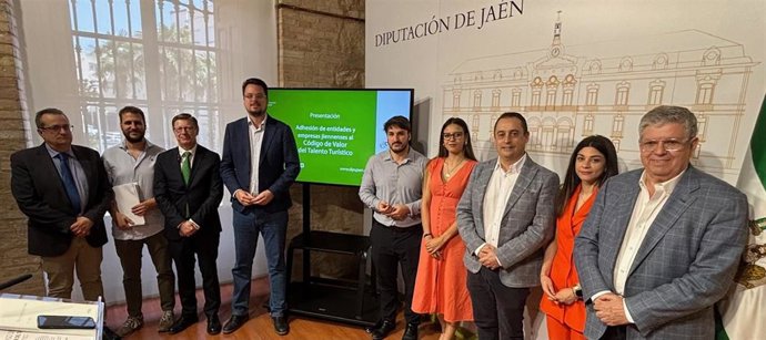 Francisco Javier Lozano acompañado de representantes de la UJA y de asociaciones empresariales de la provinciales