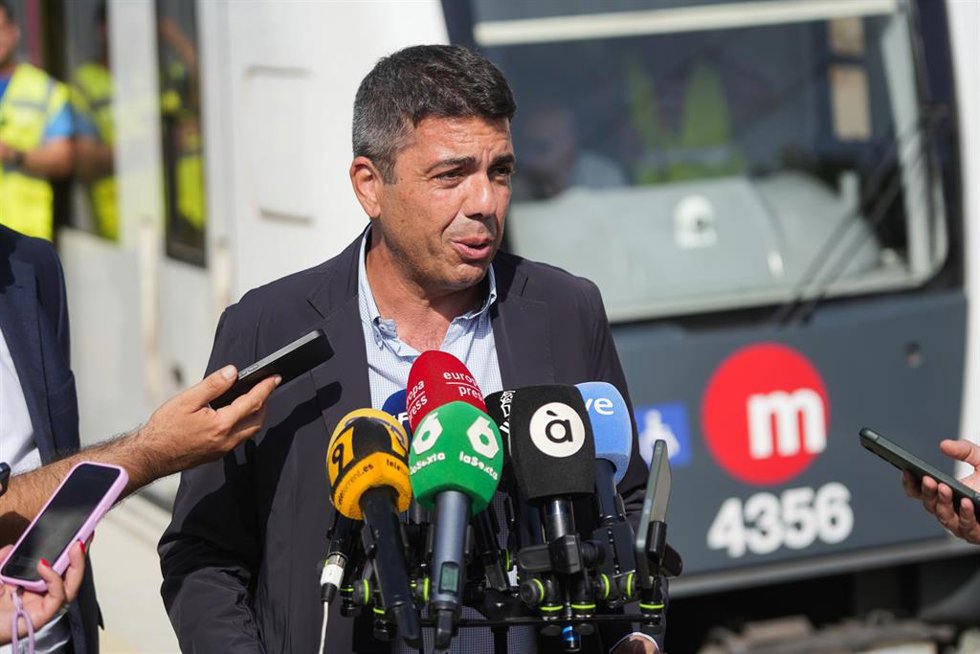 El 'president' de la Generalitat, Carlos Mazón, atiende a los medios antes de realizar un recorrido en pruebas previo a la reapertura del tramo Valncia Sud-Castelló de Metrovalencia