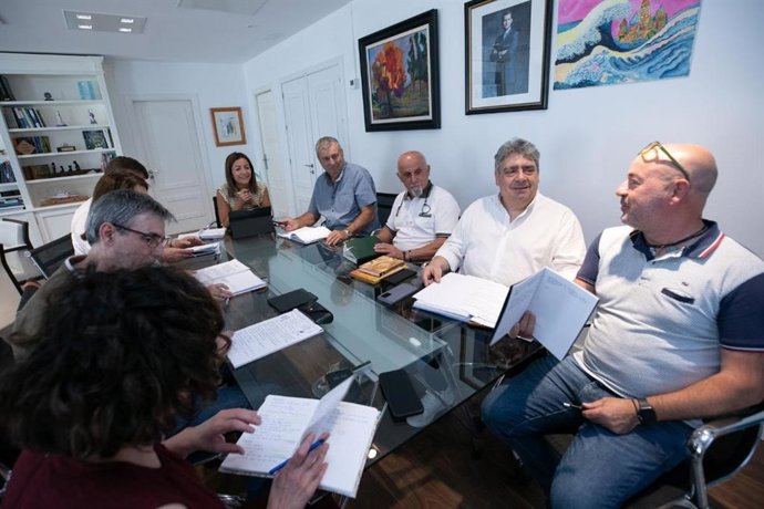 La conselleira do Mar, Marta Villaverde, reunida con representantes de las federaciones gallega y provinciales de cofradías