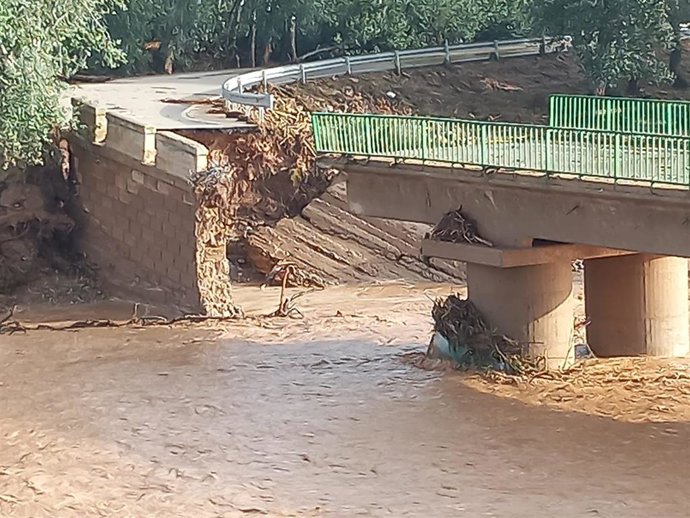 Puente colapsado en la carretera TE-V-1703 por la crecida del río Aguasvivas tras las fuertes lluvias de este viernes