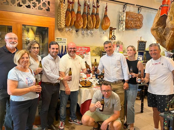 El diputado provincial de Promoción Agroalimentaria, Carlos Sánchez, y el presidente de Ashal, Pedro Sánchez-Fortún, brindan junto a hosteleros durante la celebración del Día Mundial de la Tapa 2025 en Almería.