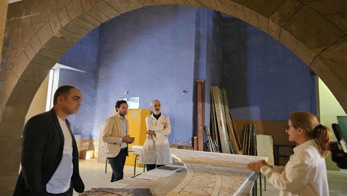 El presidente de la DPH, Isaac Claver, visita la Escuela Superior de Conservación y Restauración de Bienes Culturales de Aragón.