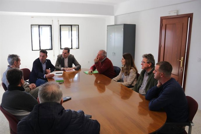 Archivo - Perales y Latorre (c), en una reunión sobre ferrocarril.