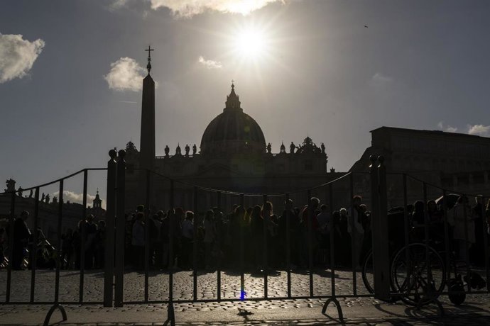 Archivo - Decenas de personas hacen cola en la Plaza de San Pedro.