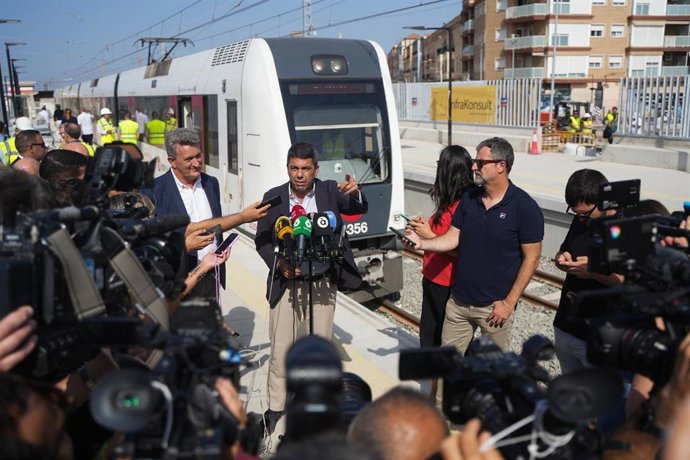El presidente de la Generalitat, Carlos Mazón, atiende a los medios tras un recorrido en pruebas previo a la reapertura del tramo València Sud-Castelló de Metrovalencia.
