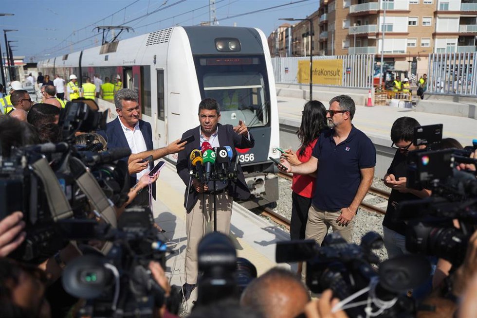El presidente de la Generalitat, Carlos Mazón, atiende a los medios tras un recorrido en pruebas previo a la reapertura del tramo Valncia Sud-Castelló de Metrovalencia.