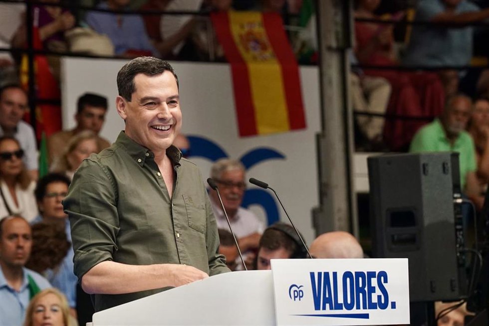 El presidente del PP andaluz y de la Junta, Juanma Moreno, durante su intervención este domingo en un acto de partido en defensa de "la democracia", a 15 de junio de 2025 en Málaga. (Foto de archivo).