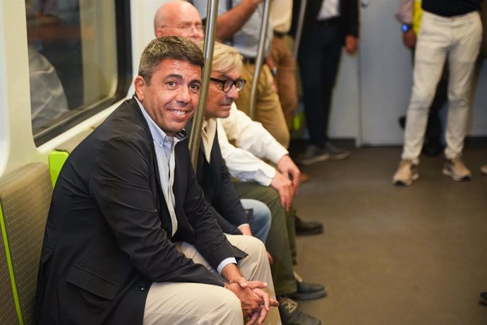 Carlos Mazón en el recorregut de part del trajecte de la línia de Metrovalencia fins a Paiporta