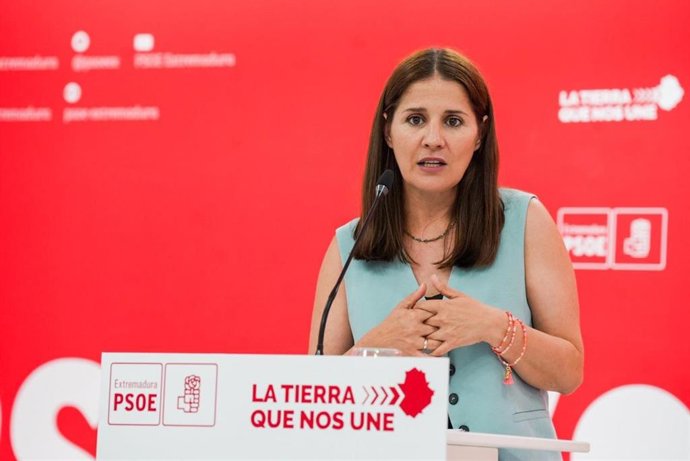La portavoz del PSOE de Extremadura, Isabel Gil Rosiña, en una rueda de prensa en la sede del partido.