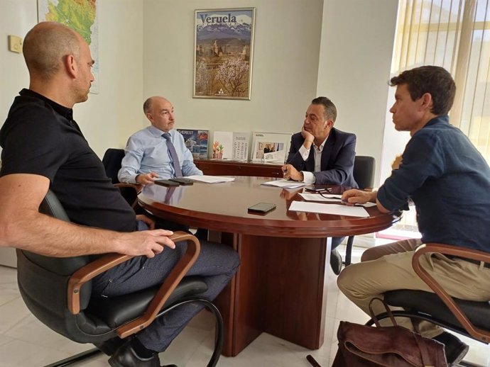 El delegado del Gobierno en Aragón, Fernando Beltrán, con personal de AEMET.