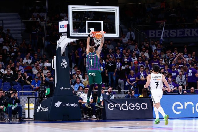 Archivo - Dylan Osetkowski machaca ante Facundo Campazzo en el Real Madrid-Unicaja de la Liga Endesa 24-25                               