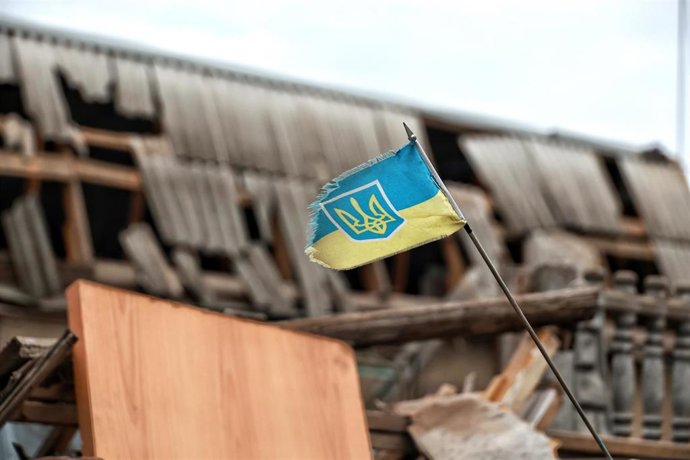 Archivo - Una bandera ucraniana en una casa atacada por drones rusos en la ciudad ucraniana de Odesa.