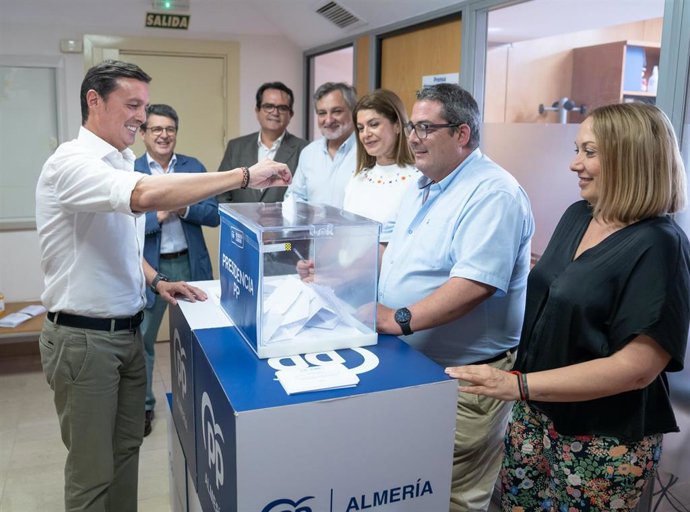 El presidente del PP de Almería, Javier A. García, vota a la candidatura de Alberto Núñez Feijóo al Congreso Nacional del Partido Popular.