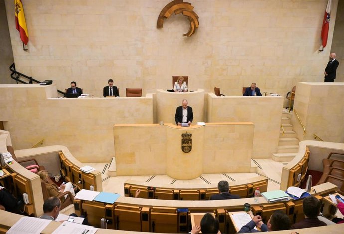 El consejero de Industria, Eduardo Arasti, comparece en el Parlamento