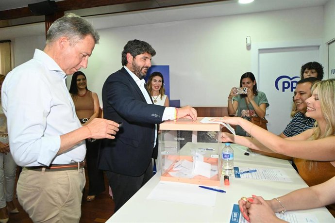 El presidente del PP de la Región de Murcia, Fernando López Miras, ejerce su derecho a voto en la sede del PP de Lorca en el marco de las elecciones internas a presidente nacional del partido con motivo del Congreso Nacional de la organización.