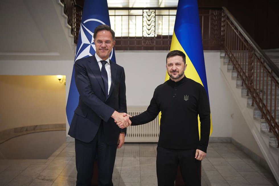 Archivo - El secretario general de la OTAN, Mark Rutte, estrecha la mano del presidente ucraniano, Volodimir Zelenski, en su viaje a Odesa.