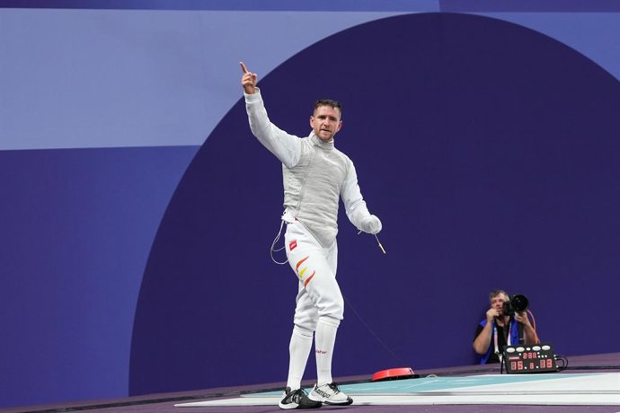 Archivo - Carlos Llavador, da Espanha, comemora sua vitória sobre Taegyu Ha, da República da Coreia, na disputa do florete individual masculino do 32º dia dos Jogos Olímpicos Paris 2024 no Grand Palais, em 29 de julho de 2024, em Paris, França.