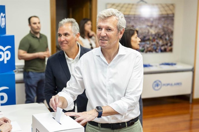 El presidente del PPdeG, Alfonso Rueda, acude a votar por Alberto Núñez Feijóo, candidato a presidir el PP nacional en el próximo Congreso Nacional