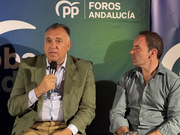 El coordinador de Turismo del Partido Popular de Andalucía, Arturo Bernal, durante su intervención en el Foro Turismo y Futuro en Córdoba.
