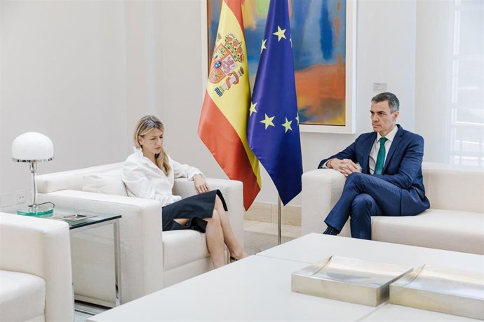 El presidente del Gobierno, Pedro Sánchez, y la vicepresidenta segunda y ministra de Trabajo y Economía Social, Yolanda Díaz, durante una reunión, en el Palacio de la Moncloa, a 16 de junio de 2025, en Madrid (España). 