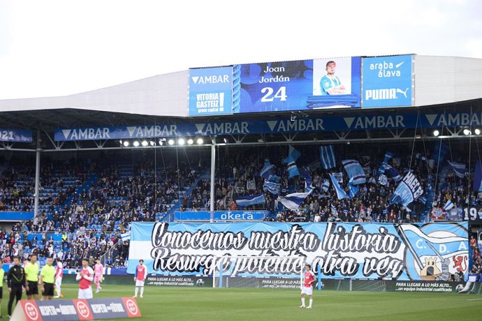 Archivo - Torcedores do Deportivo Alaves reagem antes da partida da LaLiga EA Sports entre o Deportivo Alaves e o RCD Espanyol no Mendizorrotza em 22 de fevereiro de 2025, em Vitoria, Espanha.