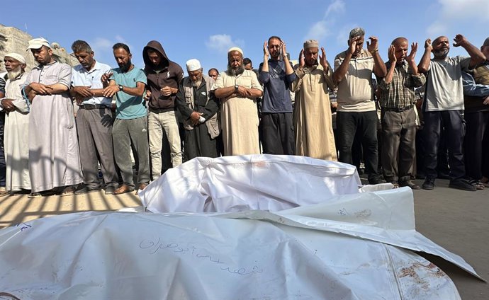 11 de junho de 2025, Khan Younis, Faixa de Gaza, Território Palestino: Palestinos choram seus entes queridos que foram mortos por ataques israelenses, em Khan Younis, Gaza. Os corpos são retirados do necrotério do Hospital Nasser para serem enterrados apó