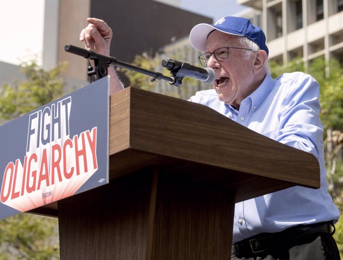 Archivo - April 12,, 2025 - Los Angeles, California, USA - U.S. Senator BERNIE SANDERS (I-VT) speaks at Grand Park during his Fighting Oligarchy tour stop in Los Angeles.