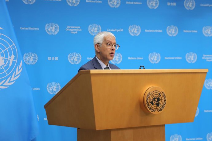 11 de junho de 2025, Nova York, Ny, EUA: NOVA YORK, NOVA YORK - 11 DE JUNHO: Farhan Haq, porta-voz adjunto do secretário-geral das Nações Unidas, Antonio Guterres, conduz uma coletiva de imprensa na sede das Nações Unidas em 11 de junho de 2025, na cidade