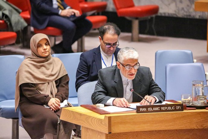 Archivo - Arquivo - 17 de dezembro de 2024, Nova York, Nova York, EUA: O representante permanente da República do Irã na ONU, AMIR SAEED IRAVANI, fala durante uma reunião do Conselho de Segurança sobre a Não Proliferação e a República Islâmica do Irã.