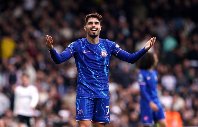 Archivo - 20 de abril de 2025, Reino Unido, Londres: Pedro Neto, do Chelsea, comemora o segundo gol de sua equipe durante a partida de futebol da Premier League inglesa entre Fulham e Chelsea em Craven Cottage. Foto: Jonathan Brady/PA Wire/dpa