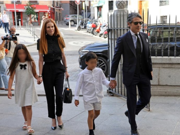 Julián Porras, Olivia de Borbón y sus hijos, Flavia y Fernando Enrique, asisten a la misa funeral en memoria de Francisco de Borbón y Escasany que se celebra en la Iglesia Catedral Castrense, a 16 de junio de 2025, en Madrid