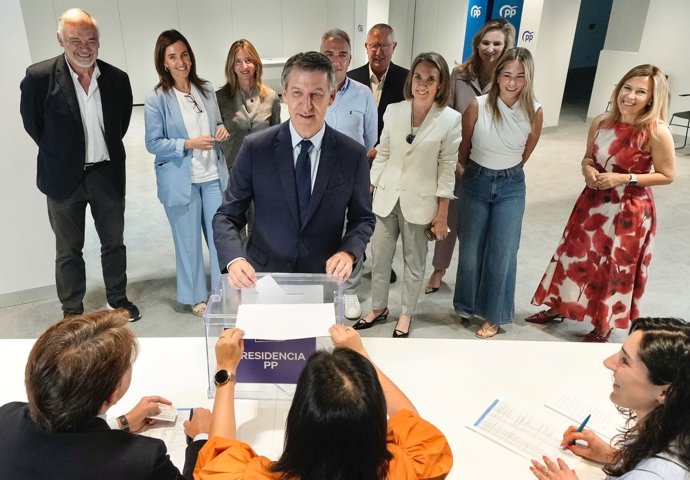 El líder del PP, Alberto Núñez Feijóo, vota para ser elegido presidente del PP en la primera vuelta de las 'primarias' del partido ante el congreso que la formación celebrará en julio.