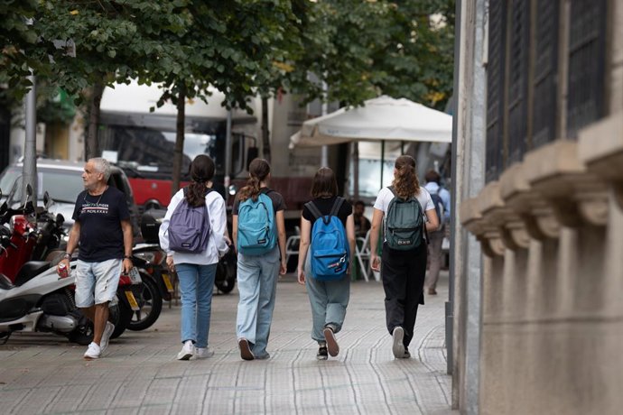 Archivo - Arquivo - Várias meninas com mochilas do lado de fora da escola Pia Balmes, que as novas regulamentações do governo tornarão livre de fumo em 23 de setembro de 2022, em Barcelona, Catalunha (Espanha). A nova regulamentação consiste em converter 