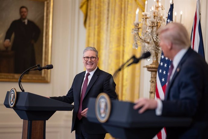 Archivo - February 27, 2025 - Washington, District of Columbia, U.S. - President DONALD TRUMP and U.K. Prime Minister KEIR STARMER meeting at White House.