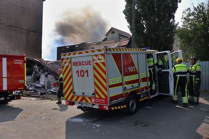 10 de junho de 2025, Kiev, Ucrânia: Bombeiros trabalham no local de um ataque de drone russo em meio ao ataque da Rússia. A Rússia realizou ataques "maciços" de drones contra a capital da Ucrânia e a cidade portuária de Odesa, matando uma pessoa e atingin