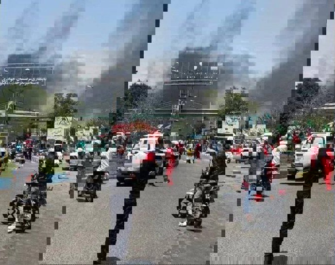 Equipos de emergencias trabajan en una base aérea en Tabriz, Irán, tras un ataque de Israel