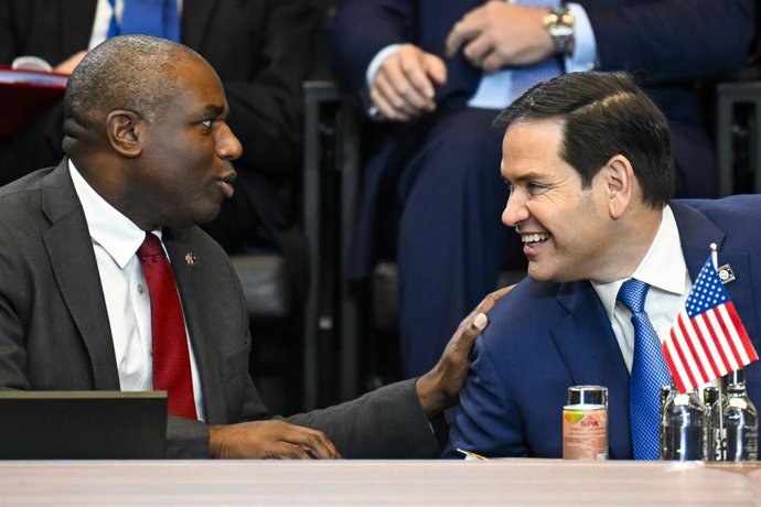 Archivo - 3 de abril de 2025, Bruxelas, Bélgica: David Lammy, Ministro das Relações Exteriores britânico e Marco Rubio, Secretário de Estado dos Estados Unidos (R) durante a reunião do Conselho do Atlântico Norte com parceiros da OTAN na sede da aliança e