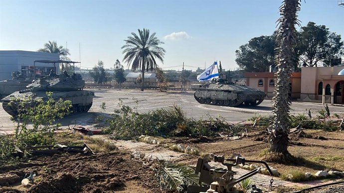 Archivo - Tanque israelí entra en el cruce de Rafá, en el sur de la Franja de Gaza 