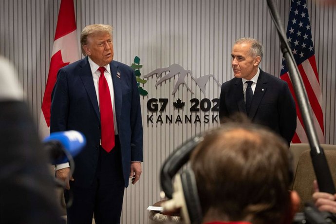 O presidente dos EUA, Donald Trump, à esquerda, com o primeiro-ministro canadense, Mark Carney.