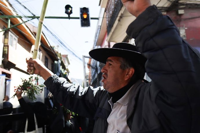 4 de junho de 2025, La Paz, La Paz, Bolívia: Apoiadores do ex-presidente Evo Morales marcharam em direção ao centro do governo para exigir a renúncia do presidente Luis Arce, que acusou Morales de estrangular economicamente o país.
