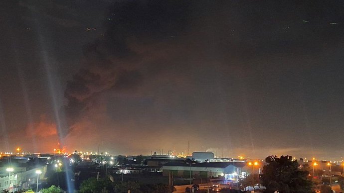 15 de junho de 2025, Teerã, Irã: Chamas saem da Companhia de Refino de Petróleo de Teerã após ser atingida por um míssil israelense em Teerã. Israel continua a atacar o programa nuclear e as instalações de energia do Irã. Em 14 de junho, Israel e Irã troc