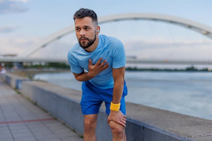 Archivo - Hombre, ejercicio al aire libre, dolor