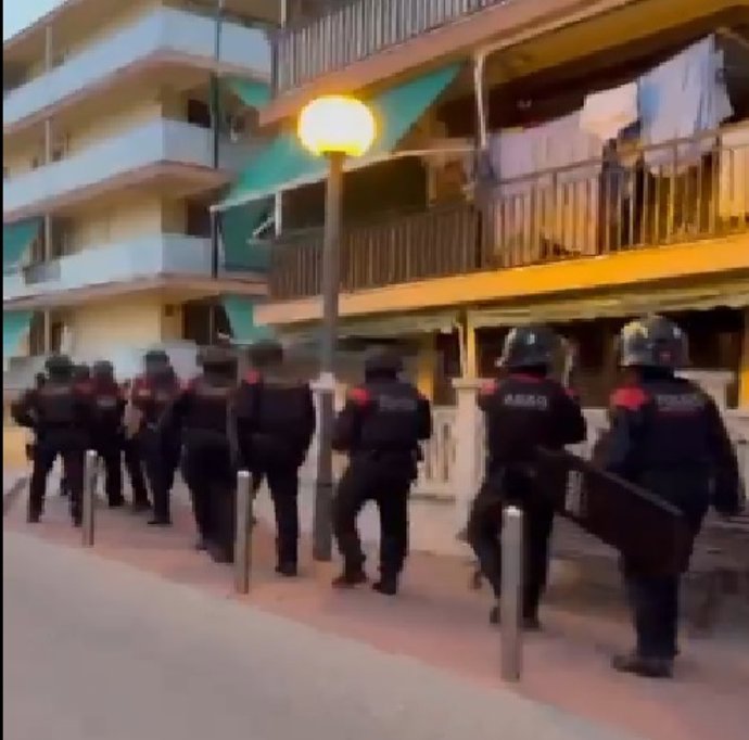 Dispositiu en marxa de Mossos i Policia Nacional contra el 'top manta' a Salou (Tarragona)