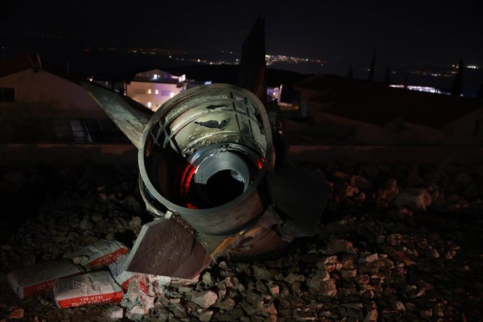 SAFED (ISRAEL), 16 de junho de 2025 -- Foto tirada em 16 de junho de 2025 mostra destroços de mísseis em Safed, no norte de Israel. Vários mísseis do Irã foram disparados contra Israel na noite de segunda-feira, acionando sirenes de ataque aéreo em Haifa 