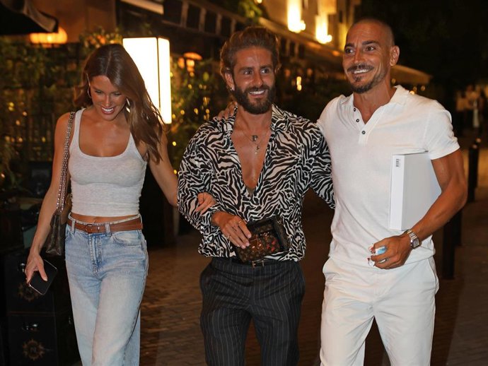 Pelayo Díaz, Damián Quintero y Gala Caldirola salen de un restaurante este lunes en Madrid