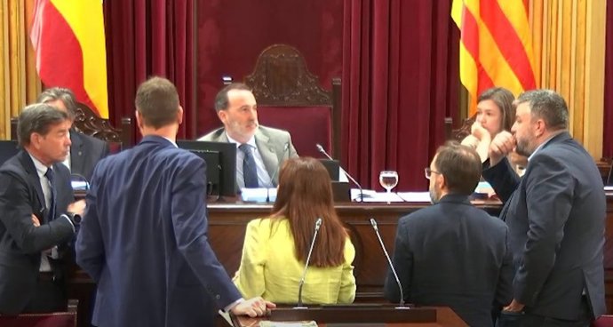 Los portavoces en el pleno de este martes debatiendo la suspensión de la pregunta de Vox.