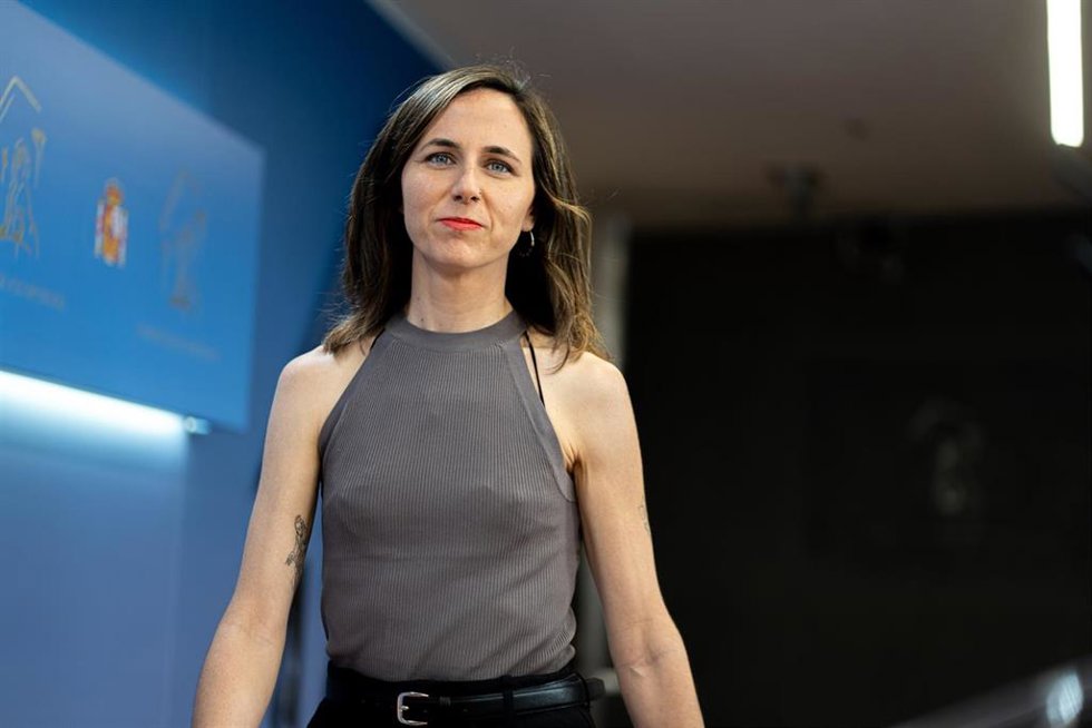 La portavoz de Podemos en el Congreso, Ione Belarra, llega a una rueda de prensa en el Congreso de los Diputados, a 3 de junio de 2025, en Madrid (España).