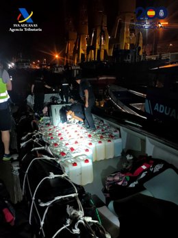 Intervenidos 3.250 litros de combustible en una embarcación en la Costa de Huelva.