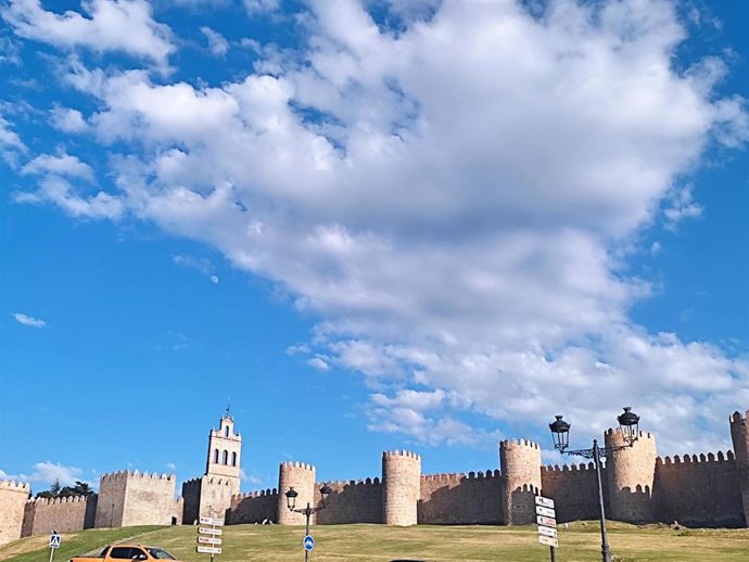 Muralla de Ávila. El 71% de los vascos que viajarán en vacaciones este verano elegirá un destino nacional