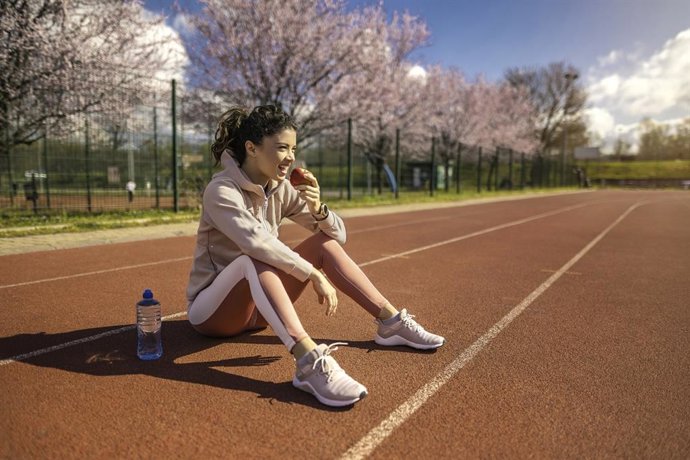 Archivo - Joven atleta comienzo una manzana en la pista de atletismo.